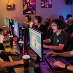 Pengalaman seru di https://honda555.net/ dengan gamer antusias di kafe gaming yang cerah dan berwarna-warni.